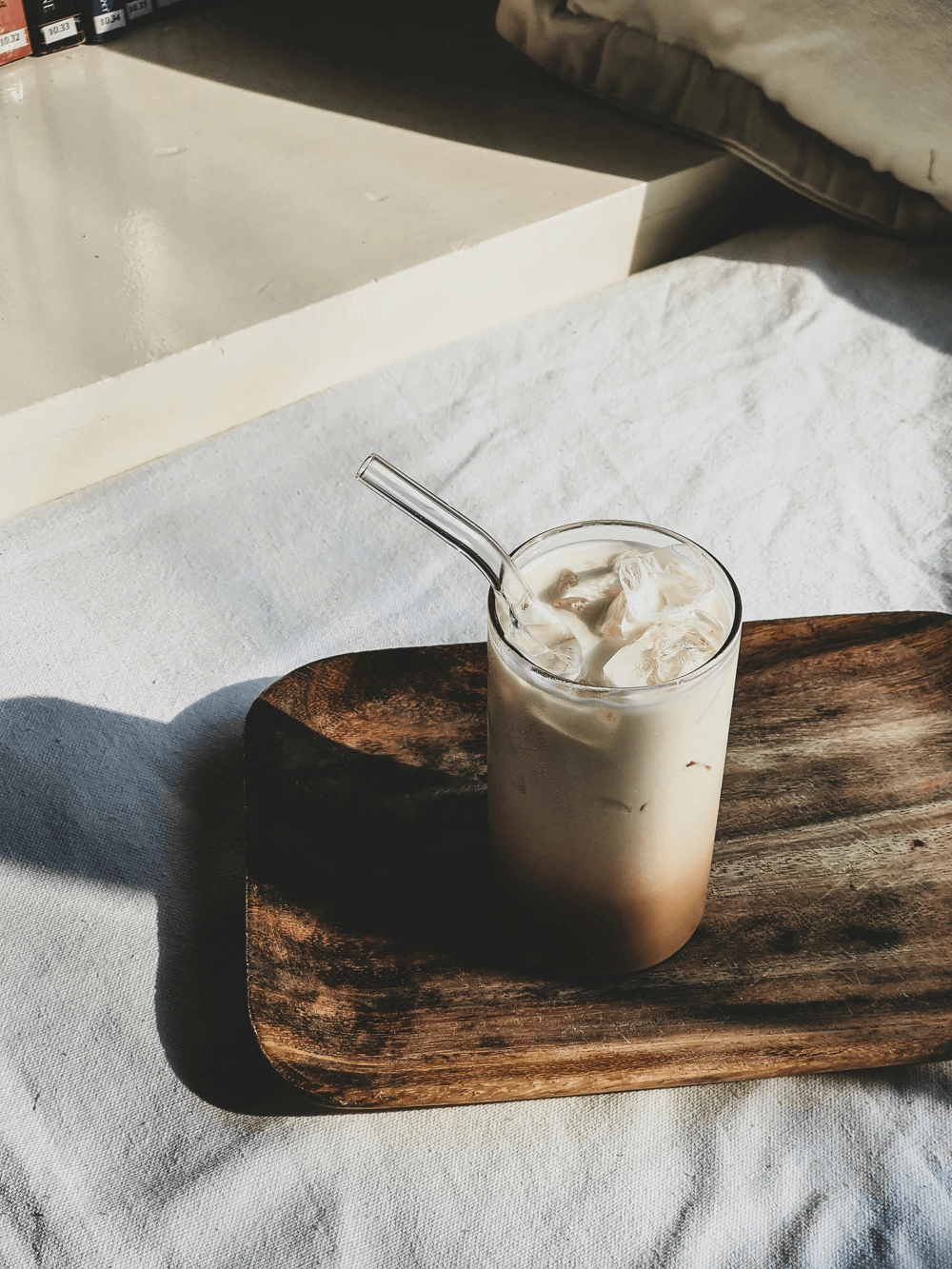 Genieße stilvoll einen erfrischenden Eiskaffee in unserem hochwertigen, ästhetischen Glas, komplett mit einem eleganten Glasstrohhalm. Dieses einzigartige, modern und minimalistisch designte Trinkglas mit welligem, gewölbtem Design ist perfekt für heiße und kalte Getränke. Ideal als Kaffeglas oder für Cocktails und Matcha. Ein echter Blickfang und edles Accessoire für jeden Trendsetter und Influencer. Spülmaschinenfest und robust, dieses Glas verkörpert Luxus, Stil und Eleganz.