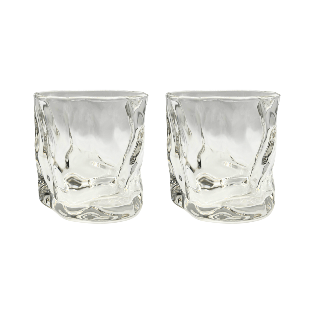 Ein modernes und minimalistisches Diamond Twist Glas, präsentiert vor einem eleganten grauen Hintergrund - Einzigartiges Trinkglas mit markantem Design und ästhetischem Appeal. Handgefertigt für ein exquisites Trinkerlebnis. Perfekt für Cocktails, Whiskey oder erfrischende Getränke. Ein Blickfang auf jedem Tisch. Erleben Sie Luxus und Eleganz mit diesem hochwertigen, einzigartigen Glas. Ideal für den täglichen Gebrauch oder besondere Anlässe. Stilvoll und zeitlos gestaltet für anspruchsvolle Genießer. 2er.