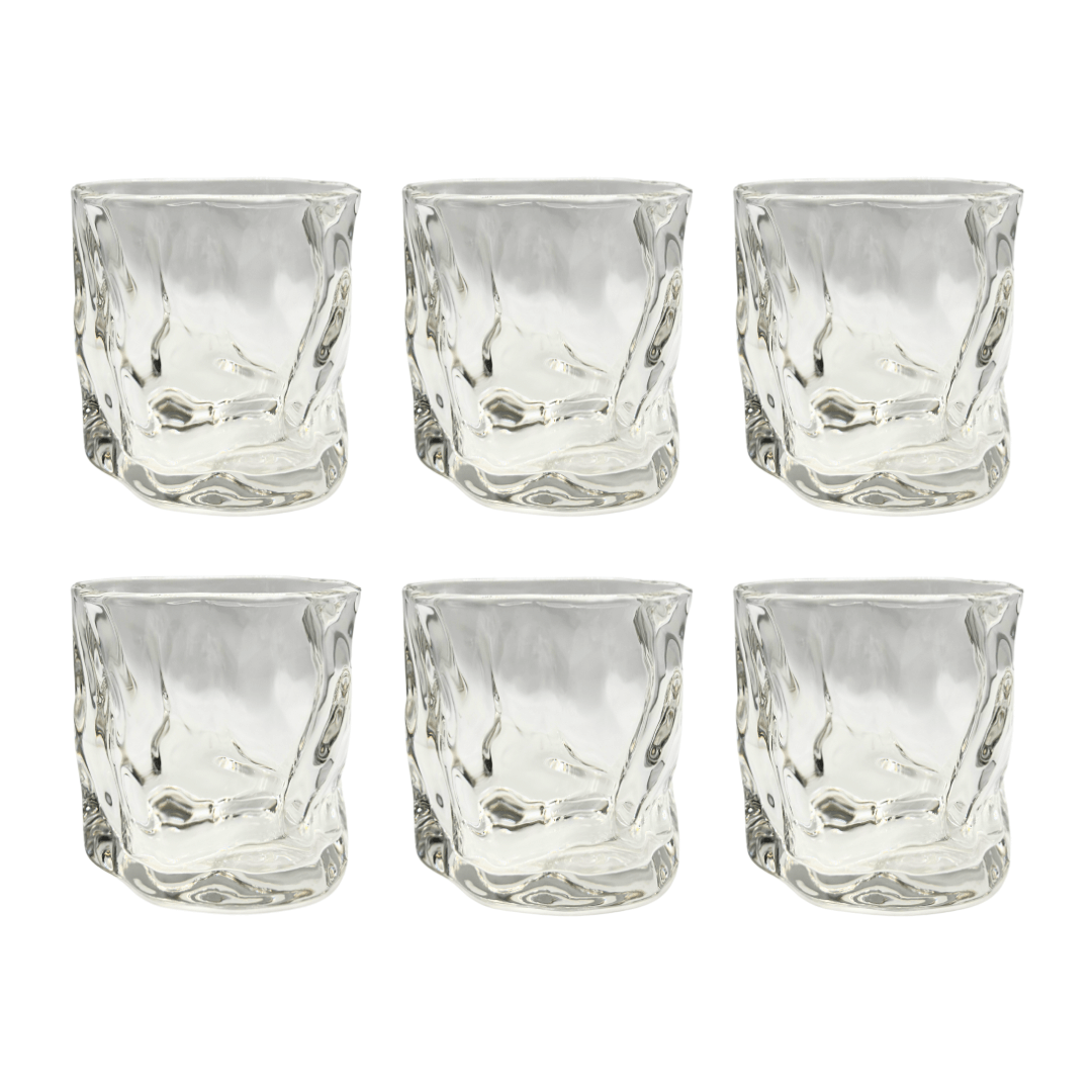 Ein modernes und minimalistisches Diamond Twist Glas, präsentiert vor einem eleganten grauen Hintergrund - Einzigartiges Trinkglas mit markantem Design und ästhetischem Appeal. Handgefertigt für ein exquisites Trinkerlebnis. Perfekt für Cocktails, Whiskey oder erfrischende Getränke. Ein Blickfang auf jedem Tisch. Erleben Sie Luxus und Eleganz mit diesem hochwertigen, einzigartigen Glas. Ideal für den täglichen Gebrauch oder besondere Anlässe. Stilvoll und zeitlos gestaltet für anspruchsvolle Genießer. 6er.