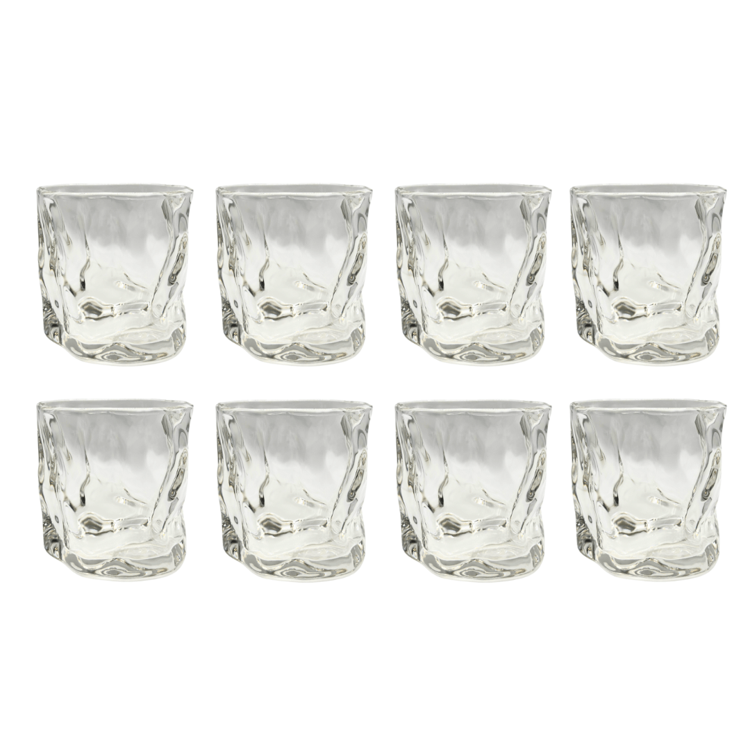 Ein modernes und minimalistisches Diamond Twist Glas, präsentiert vor einem eleganten grauen Hintergrund - Einzigartiges Trinkglas mit markantem Design und ästhetischem Appeal. Handgefertigt für ein exquisites Trinkerlebnis. Perfekt für Cocktails, Whiskey oder erfrischende Getränke. Ein Blickfang auf jedem Tisch. Erleben Sie Luxus und Eleganz mit diesem hochwertigen, einzigartigen Glas. Ideal für den täglichen Gebrauch oder besondere Anlässe. Stilvoll und zeitlos gestaltet für anspruchsvolle Genießer. 8er.