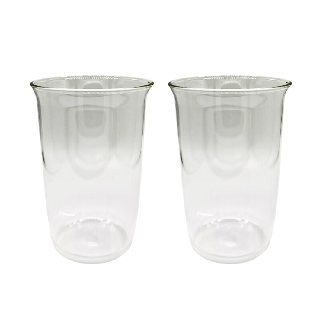 Elegantes Cup Glas | Barcelona Glow vor grauem Hintergrund. Hochwertiges, stilvolles Trinkgefäß für heiße und kalte Getränke wie Kaffee, Cappuccino, Eiskaffee und Cocktails. Dieses ästhetische und moderne Glas bietet ein einzigartiges Trinkgefühl und ist perfekt für eine luxuriöse und stilvolle Tischdekoration. Ideal für Luxus, Design und moderne Trends. 2er Set.