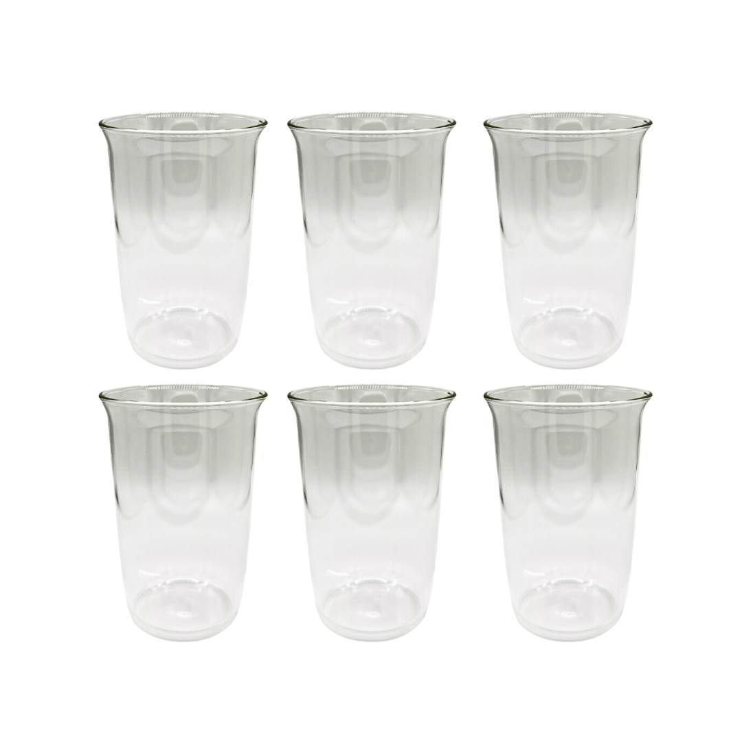 Elegantes Cup Glas | Barcelona Glow vor grauem Hintergrund. Hochwertiges, stilvolles Trinkgefäß für heiße und kalte Getränke wie Kaffee, Cappuccino, Eiskaffee und Cocktails. Dieses ästhetische und moderne Glas bietet ein einzigartiges Trinkgefühl und ist perfekt für eine luxuriöse und stilvolle Tischdekoration. Ideal für Luxus, Design und moderne Trends. 6er Set.