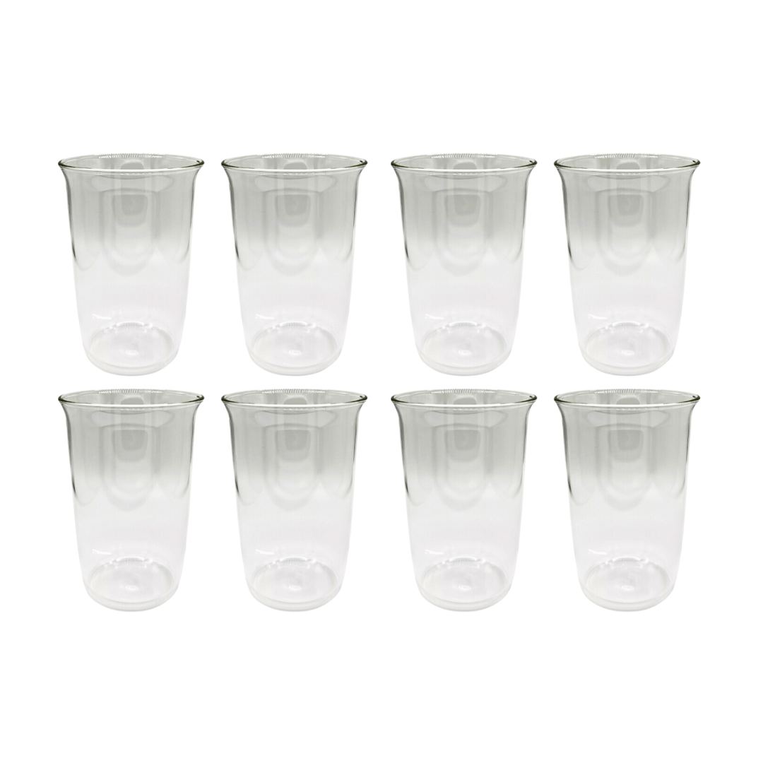 Elegantes Cup Glas | Barcelona Glow vor grauem Hintergrund. Hochwertiges, stilvolles Trinkgefäß für heiße und kalte Getränke wie Kaffee, Cappuccino, Eiskaffee und Cocktails. Dieses ästhetische und moderne Glas bietet ein einzigartiges Trinkgefühl und ist perfekt für eine luxuriöse und stilvolle Tischdekoration. Ideal für Luxus, Design und moderne Trends. 8er Set.