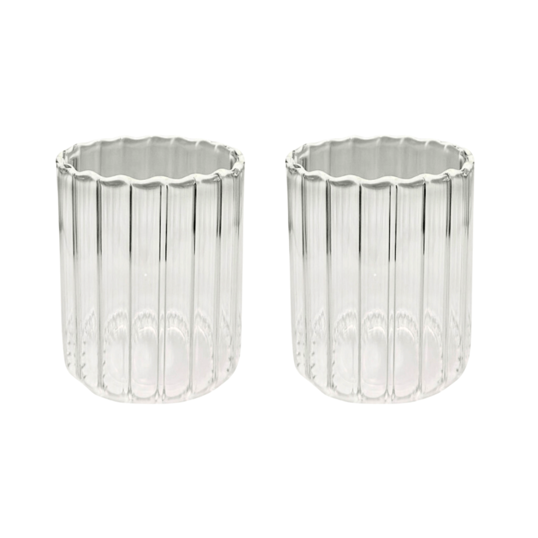 Riffled Delight | Lisbon Glas mit Riffle-Design, auf einem weißen Hintergrund. Hochwertiges, stilvolles Trinkgefäß, ideal für kalte Getränke wie Cocktails. Dieses elegante, ästhetische Glas mit modernem Riffle-Design bietet ein luxuriöses Trinkgefühl und ist perfekt für eine trendige, stilvolle Tischdekoration. 2er Set.