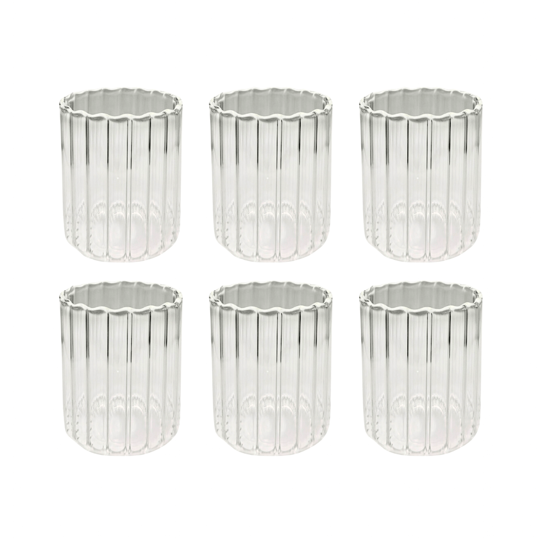 Riffled Delight | Lisbon Glas mit Riffle-Design, auf einem weißen Hintergrund. Hochwertiges, stilvolles Trinkgefäß, ideal für kalte Getränke wie Cocktails. Dieses elegante, ästhetische Glas mit modernem Riffle-Design bietet ein luxuriöses Trinkgefühl und ist perfekt für eine trendige, stilvolle Tischdekoration. 6er Set.