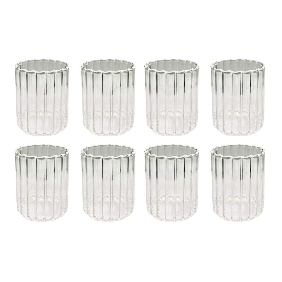 Riffled Delight | Lisbon Glas mit Riffle-Design, auf einem weißen Hintergrund. Hochwertiges, stilvolles Trinkgefäß, ideal für kalte Getränke wie Cocktails. Dieses elegante, ästhetische Glas mit modernem Riffle-Design bietet ein luxuriöses Trinkgefühl und ist perfekt für eine trendige, stilvolle Tischdekoration. 8er Set.