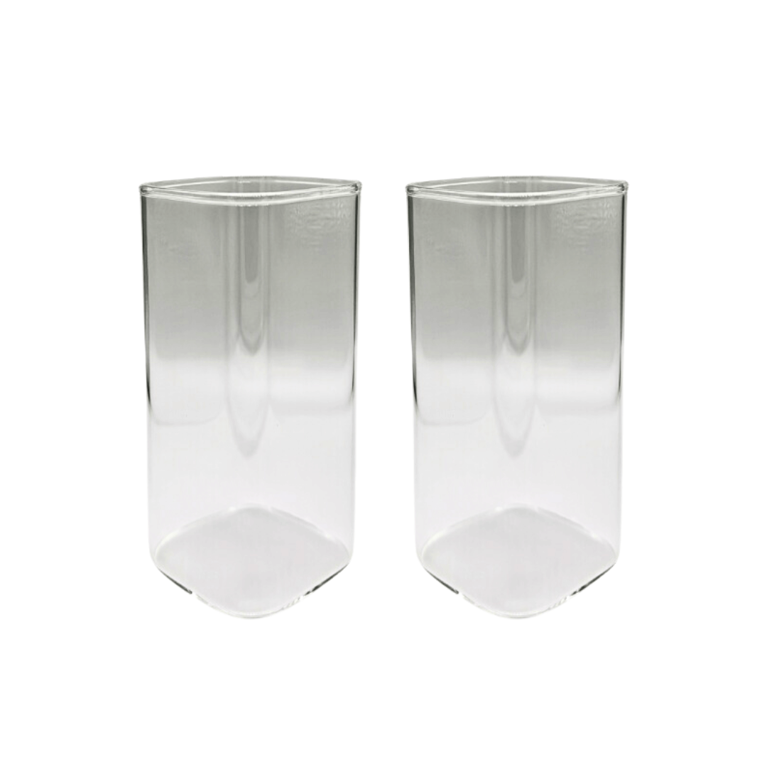 Stilvolles Square Glas | Milano Chic vor grauem Hintergrund. Hochwertiges, modernes Trinkgefäß für kalte und heiße Getränke wie Kaffee, Cappuccino, Eiskaffee und Cocktails. Dieses ästhetische Glas mit elegantem Design bietet ein einzigartiges Trinkgefühl und ist ideal für eine luxuriöse und zeitgemäße Tischdekoration. Perfekt für Luxus, Design und aktuelle Trends. 2er Set.