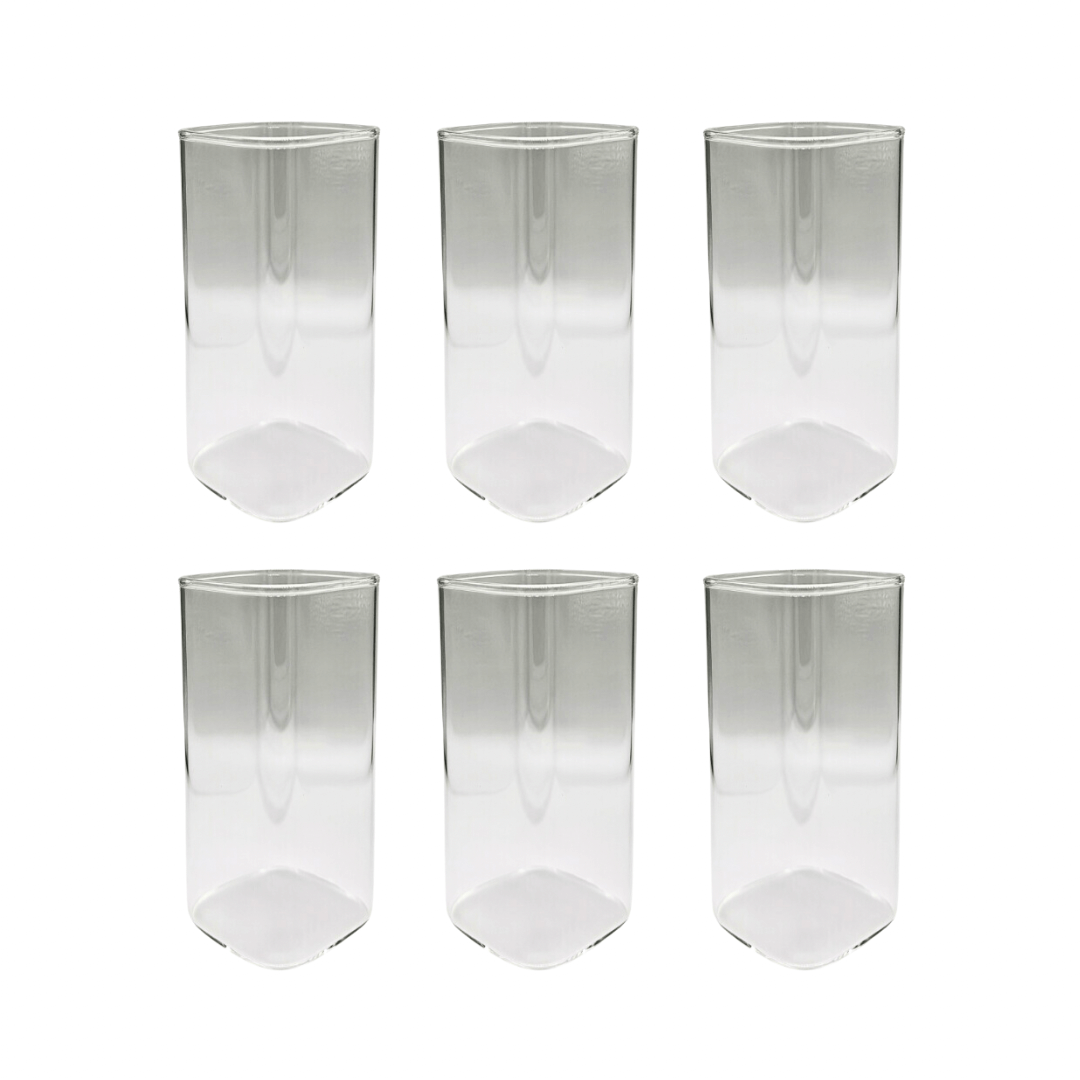 Stilvolles Square Glas | Milano Chic vor grauem Hintergrund. Hochwertiges, modernes Trinkgefäß für kalte und heiße Getränke wie Kaffee, Cappuccino, Eiskaffee und Cocktails. Dieses ästhetische Glas mit elegantem Design bietet ein einzigartiges Trinkgefühl und ist ideal für eine luxuriöse und zeitgemäße Tischdekoration. Perfekt für Luxus, Design und aktuelle Trends. 6er Set.