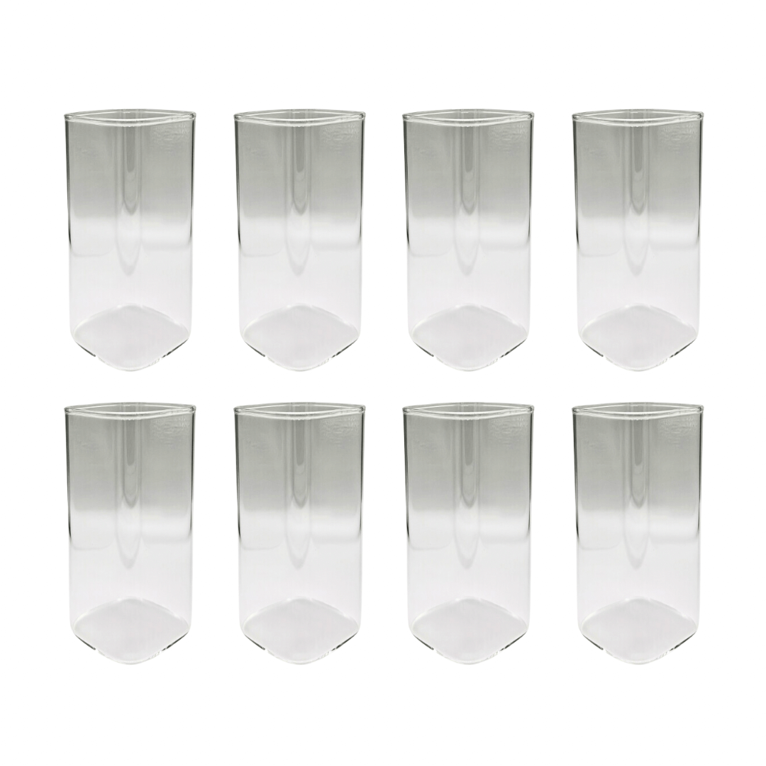 Stilvolles Square Glas | Milano Chic vor grauem Hintergrund. Hochwertiges, modernes Trinkgefäß für kalte und heiße Getränke wie Kaffee, Cappuccino, Eiskaffee und Cocktails. Dieses ästhetische Glas mit elegantem Design bietet ein einzigartiges Trinkgefühl und ist ideal für eine luxuriöse und zeitgemäße Tischdekoration. Perfekt für Luxus, Design und aktuelle Trends. 8er Set.